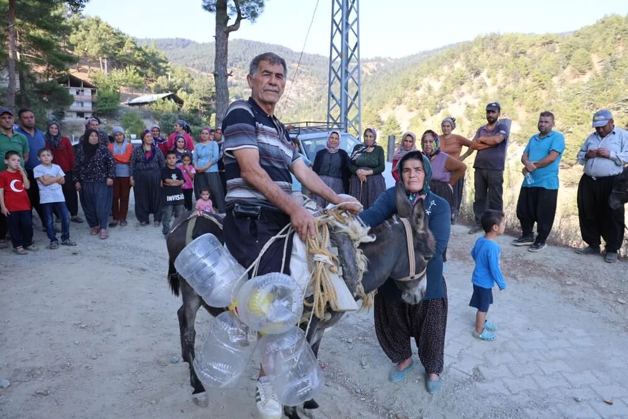 Susuz kalan köylü eşek ve katır ile su taşıyor