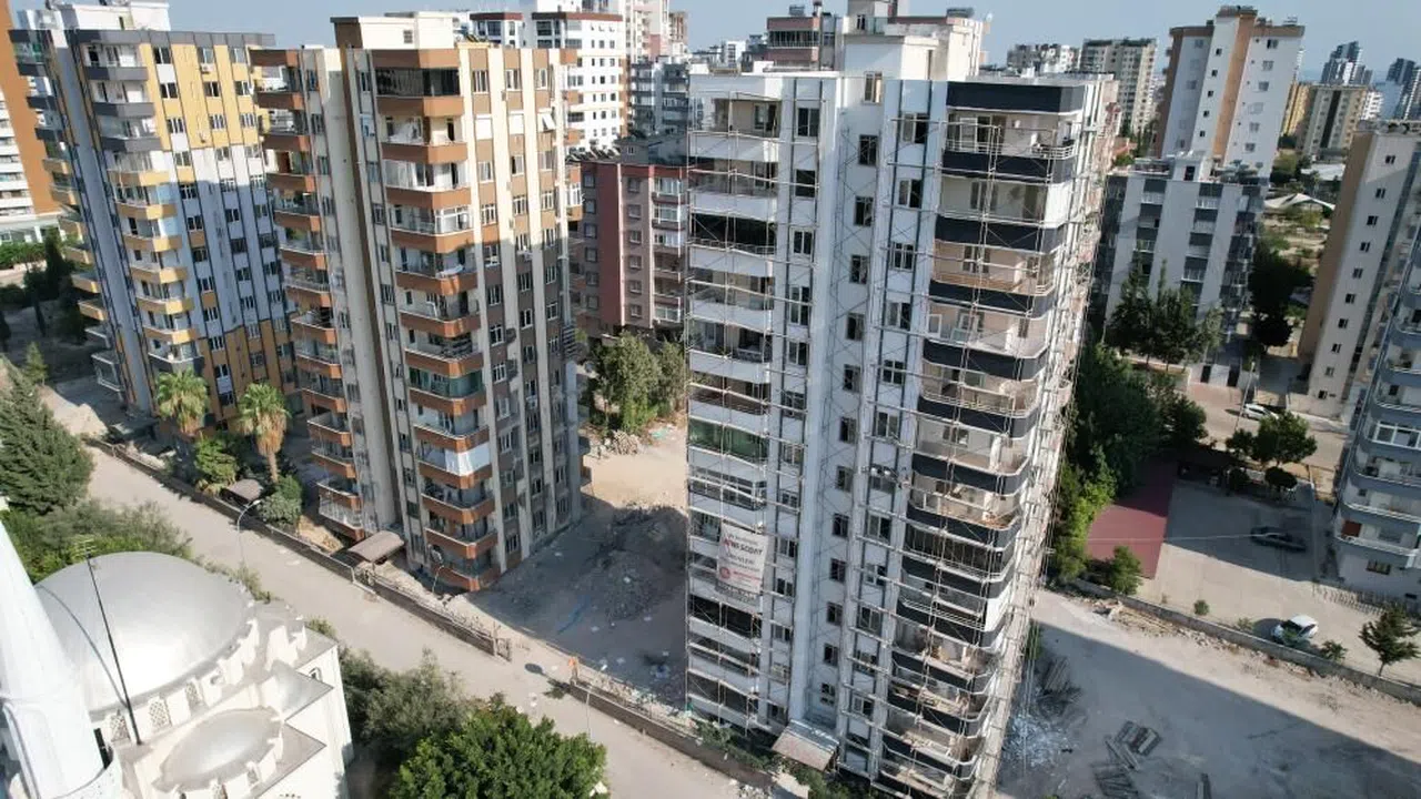 Adana’da orta hasarlı binalarda yıkım işlemi sürüyor
