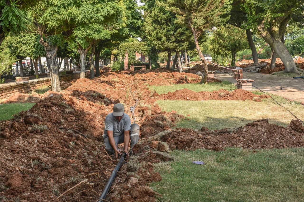 Kepez'in simge parkında yenileme çalışmaları sürüyor