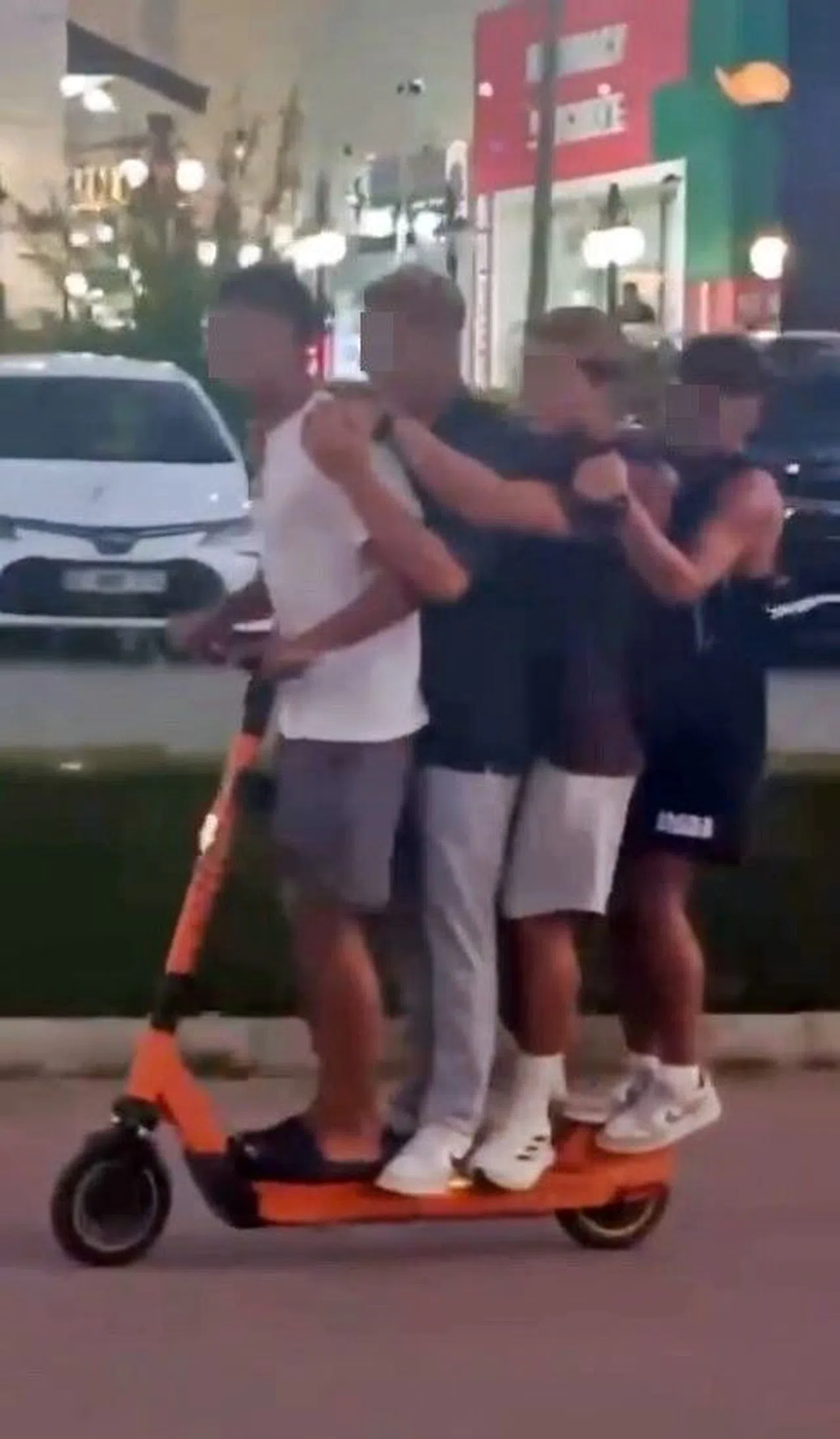Scooter'a 4 kişi binerek kameraya poz verdiler