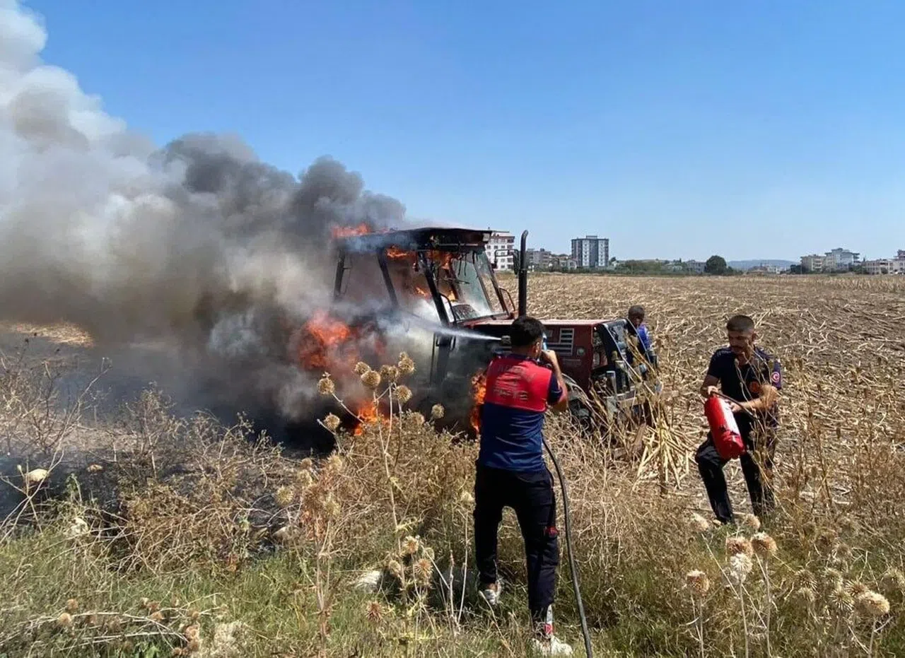 Tarlada çalışan traktör alev alev yandı