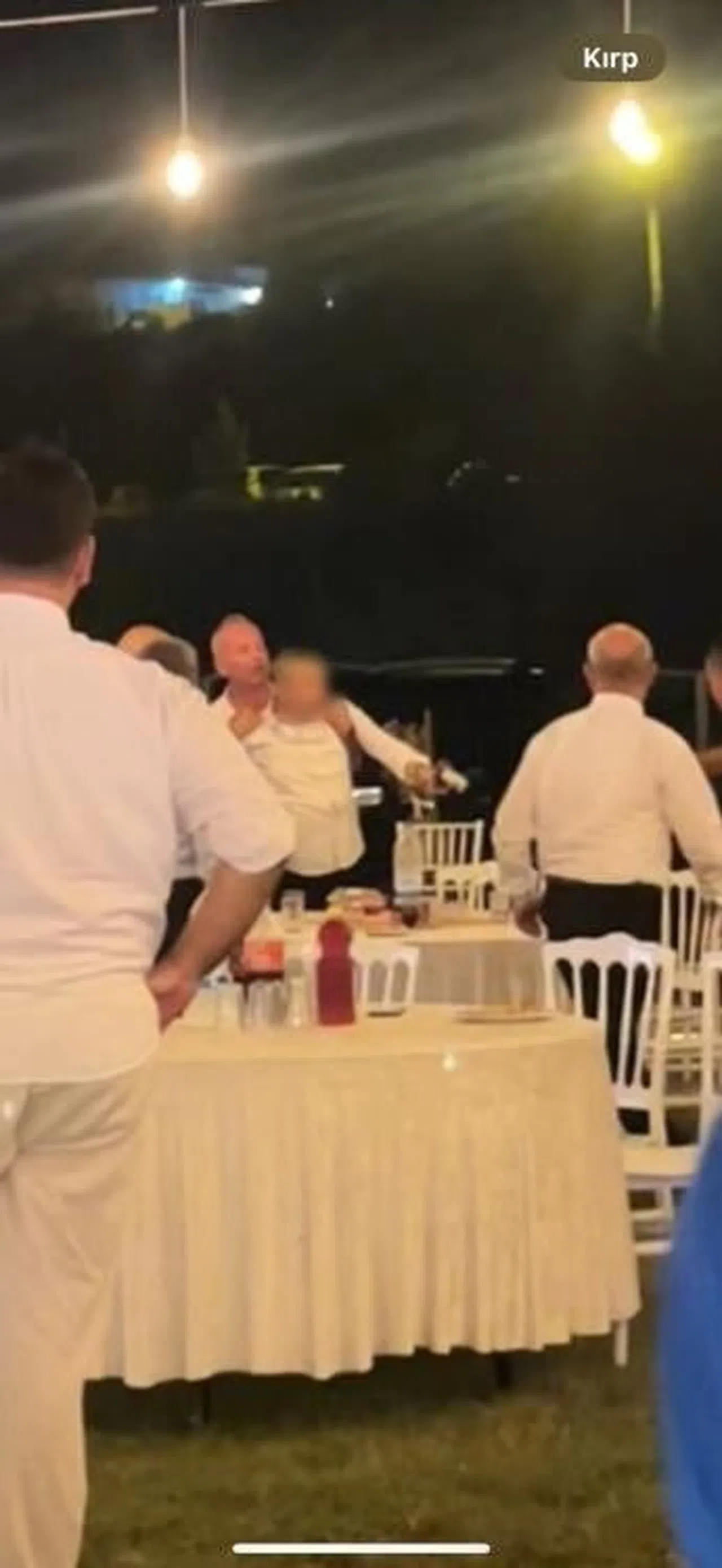 Sosyal medyada başlayan tartışma karşılaştıkları düğün salonunda kanlı bitti: 1 ölü
