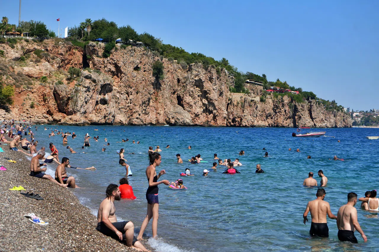 Denize giren tatilcilerin ayaklarındaki yaraları, ölmüş derilere adeta saldırıp tedavi ediyorlar
