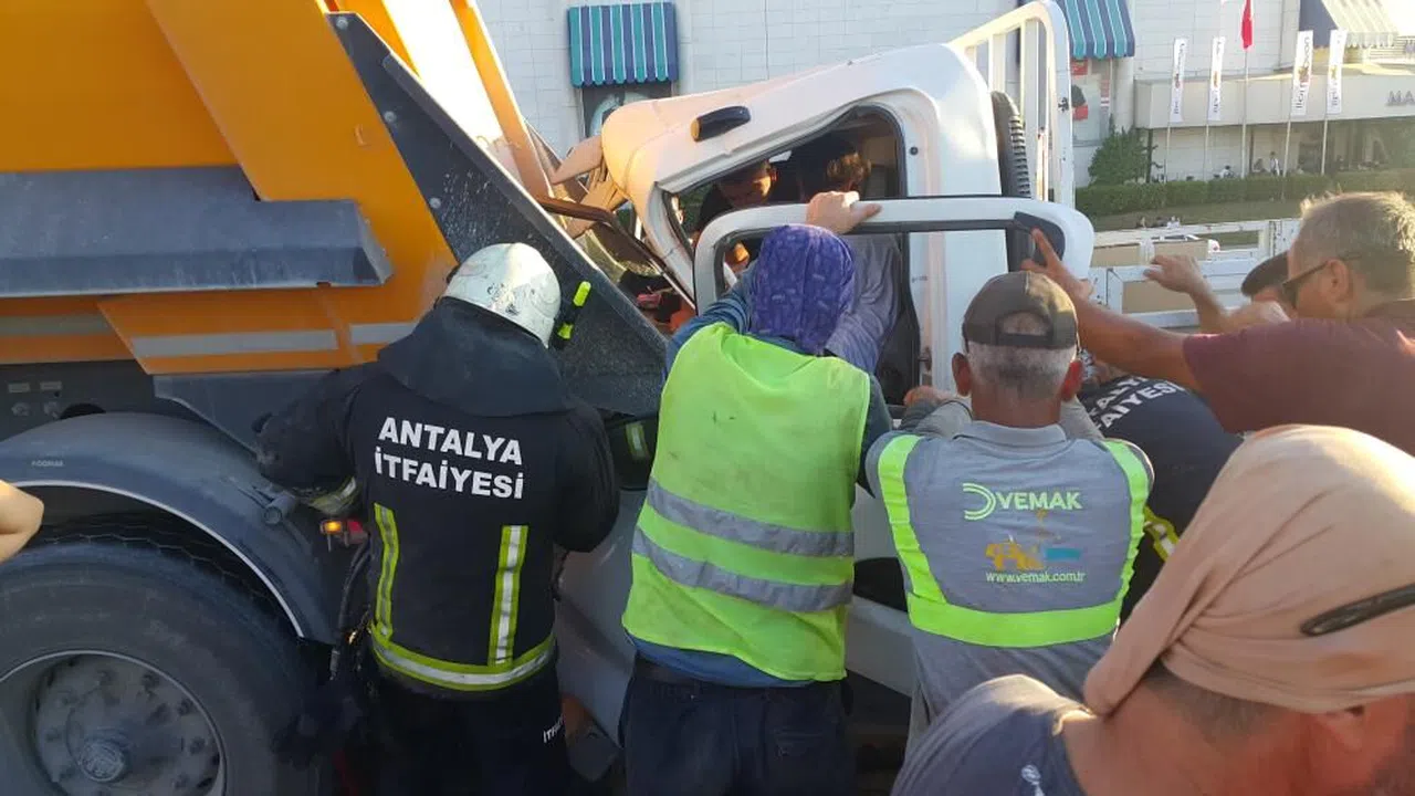 5 araç birbirine girdi, sıkışanları itfaiye kurtardı