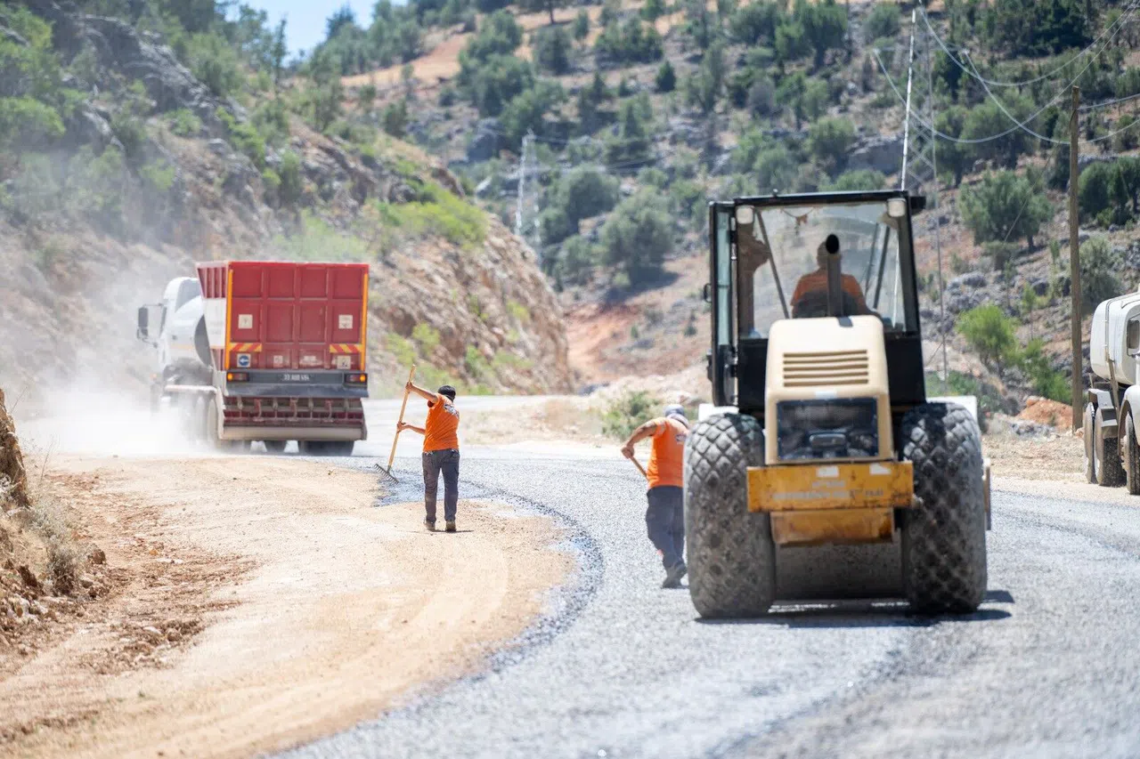 Mersin'in kırsal bölgelerinde yol çalışmaları sürüyor