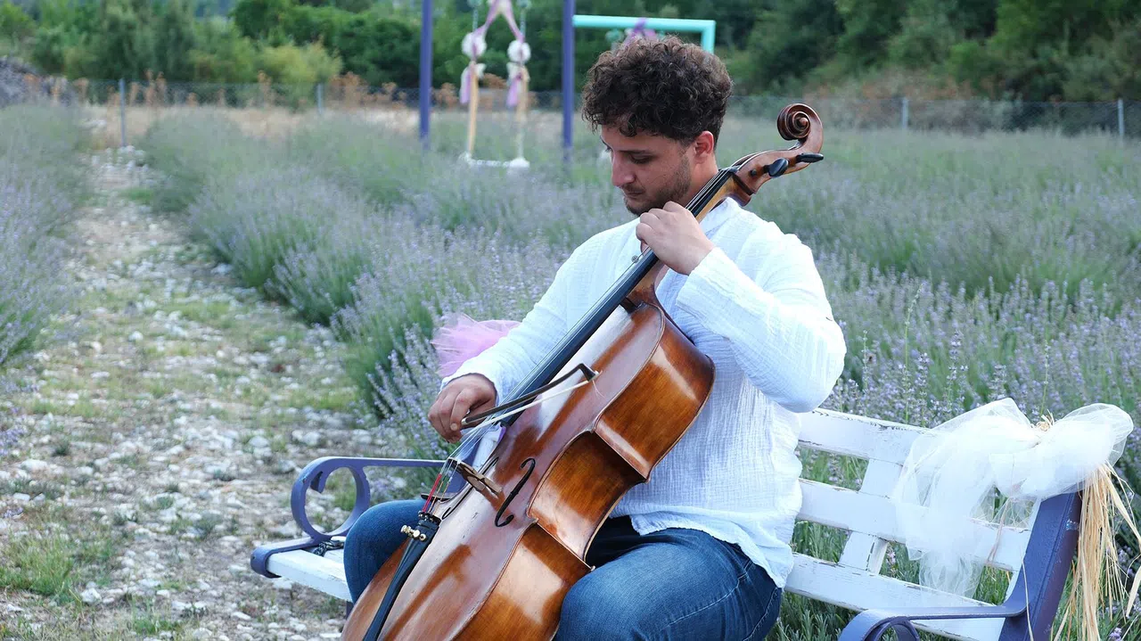 Lavanta bahçesinde çello resitali