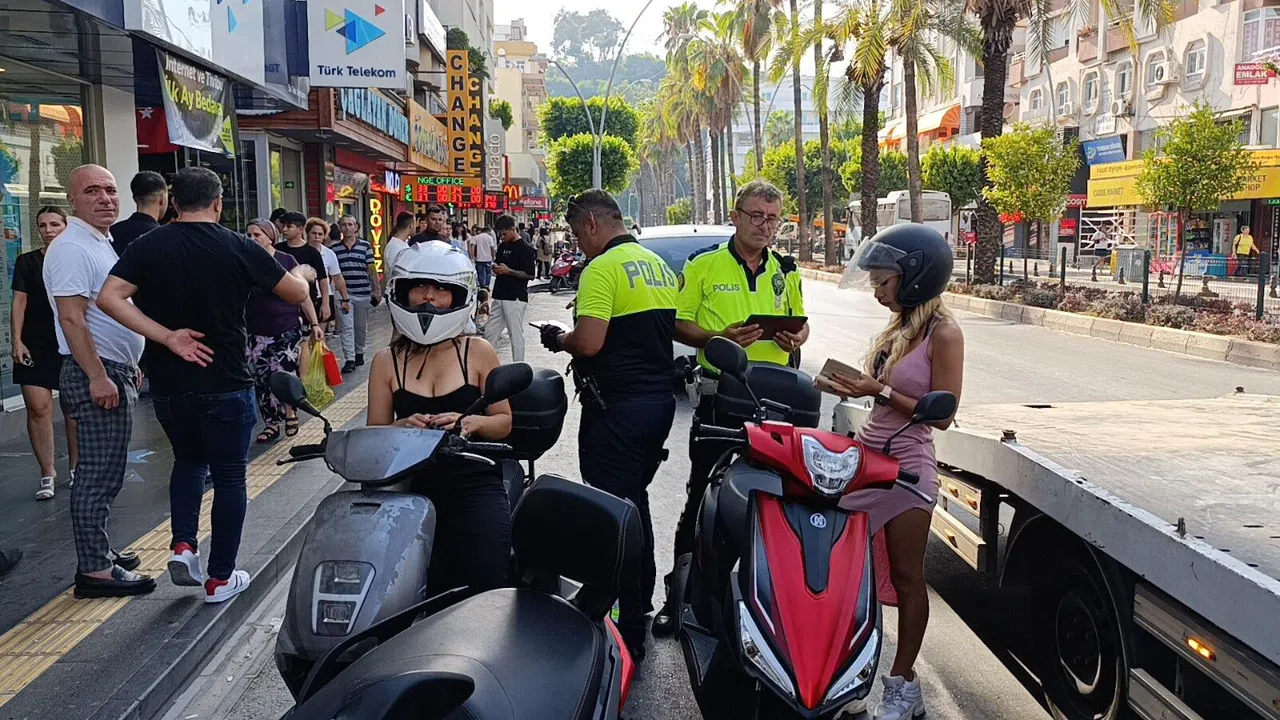 Antalya'da 2 saatte kontrol edilen 130 motosikletin yarısına ceza kesildi