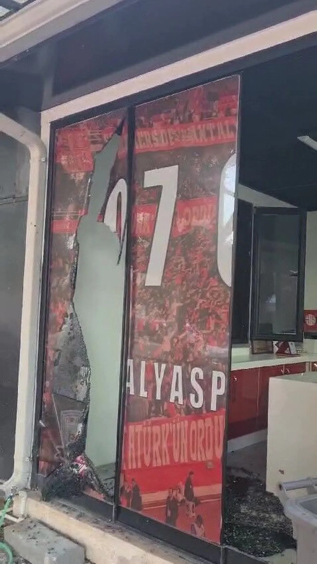 Antalyaspor Taraftar Derneği'ne silahlı saldırıda lokale 16 kurşun isabet etti