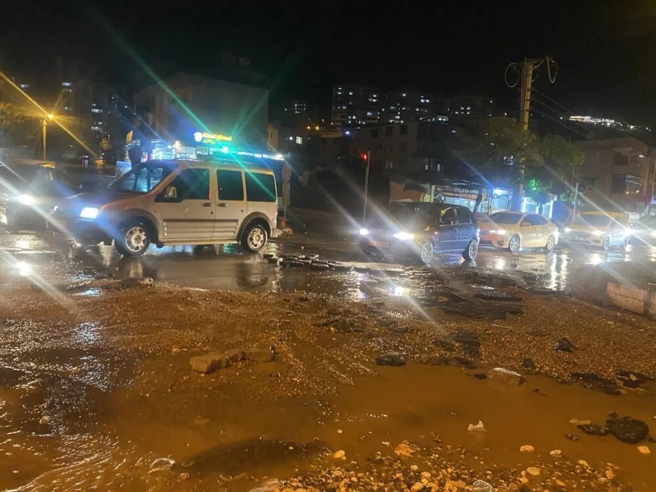 Kahramanmaraş'ta şiddetli yağmur hayatı felç etti, yol yarıldı