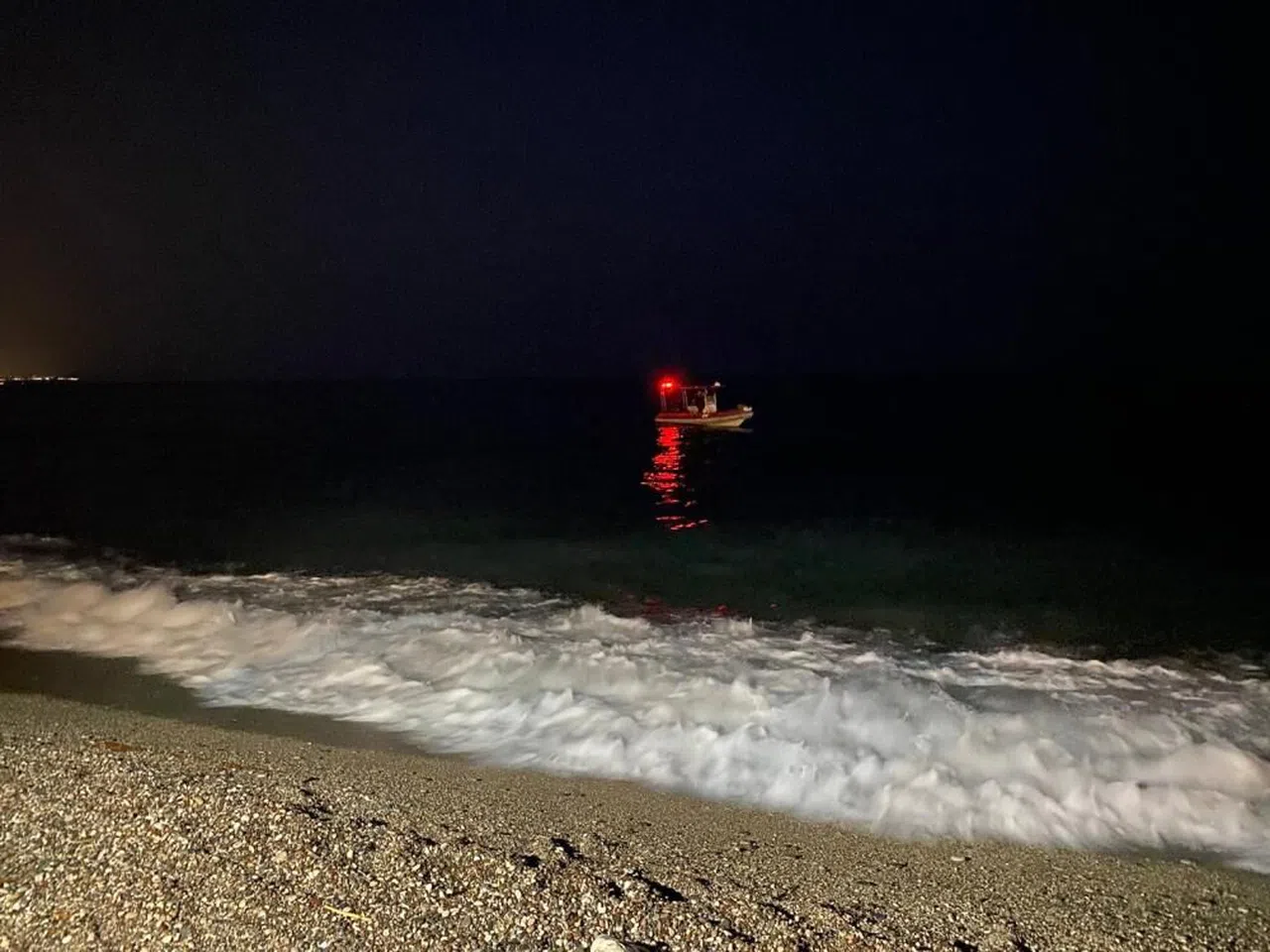 Tatilci ailenin teknesi battı: 4 kişi yüzerek kıyıya çıktı