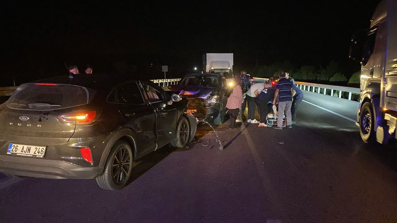Burdur-Antalya Karayolu'nda 2 otomobil kafa kafaya çarpıştı: 6 yaralı