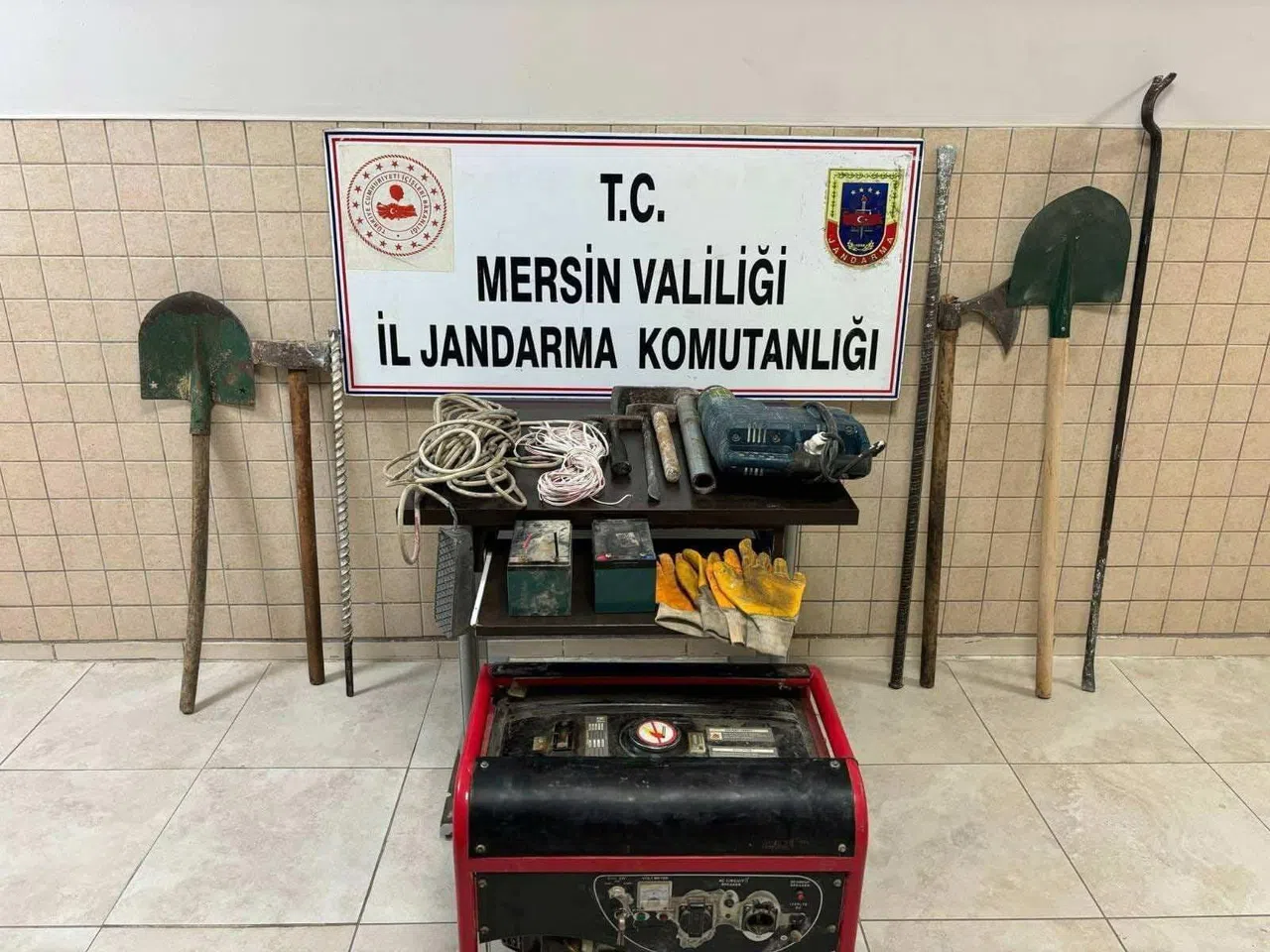 Mersin'de kaçak kazı yapan 11 şüpheli yakalandı