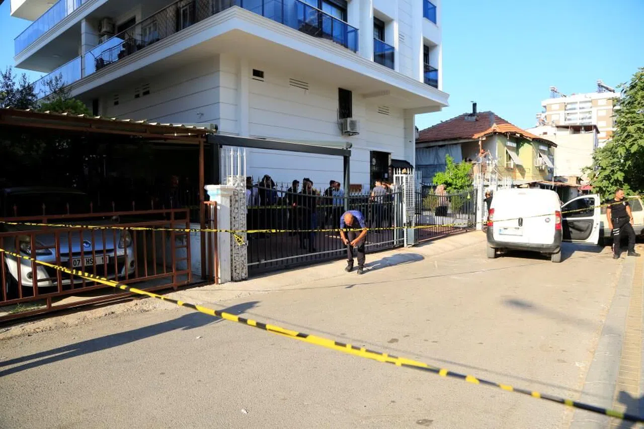 Kurşunu biten saldırganlar çalışanlar tarafından darp edildi