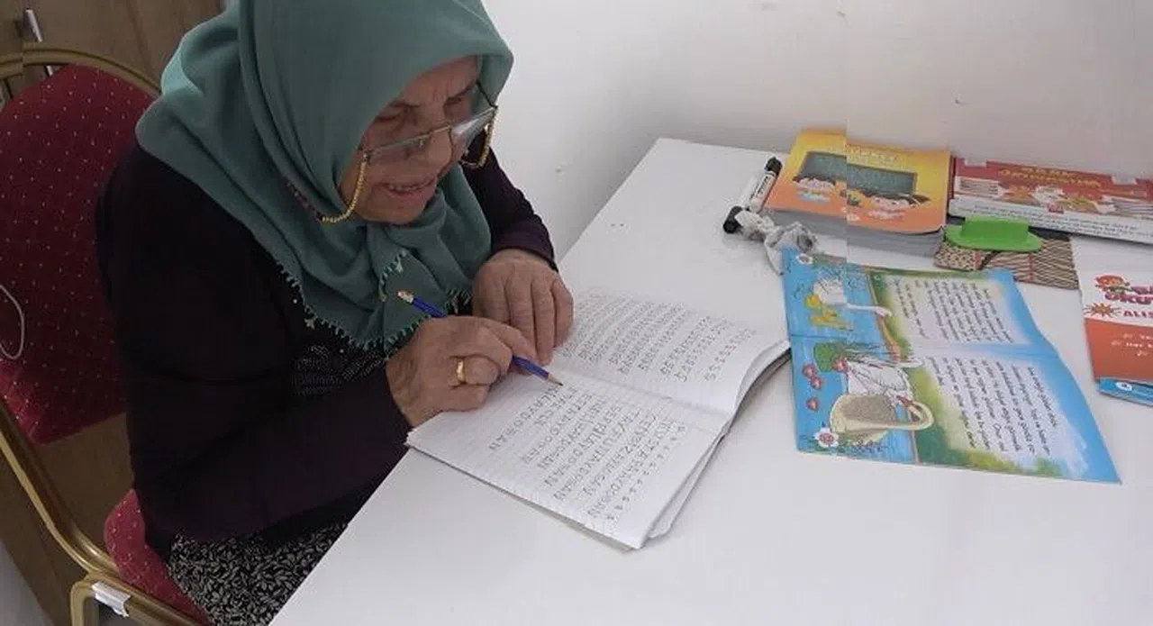 Çocukluk hayali olan okuma yazmayı 86 yaşında öğrendi