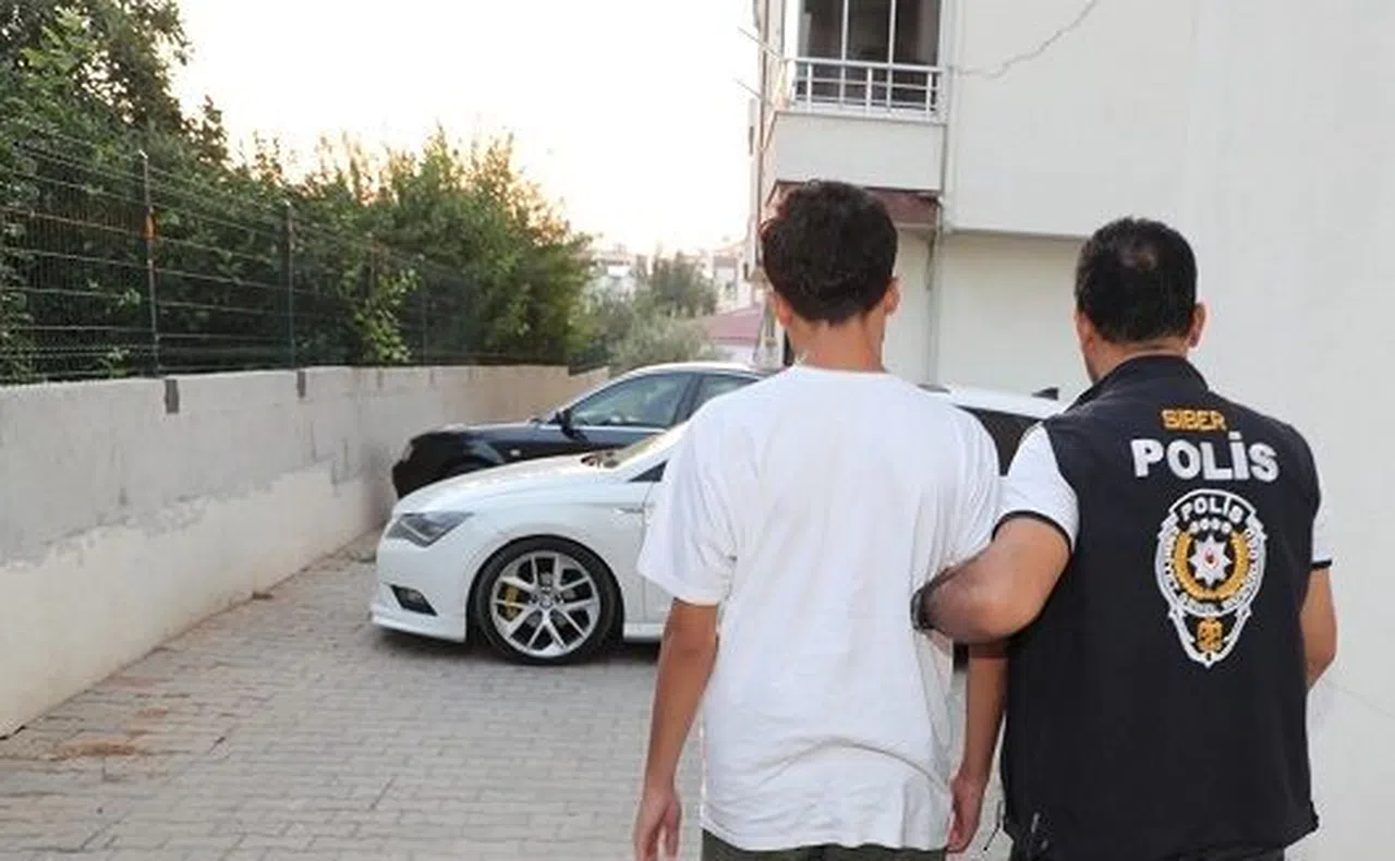 Mersin'de müstehcen yayın operasyonu: 10 şüpheli yakalandı