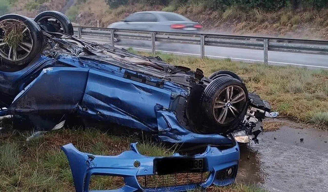 Hatay’da tek taraflı olan kazada otomobil takla attı, 3 kişi yaralandı