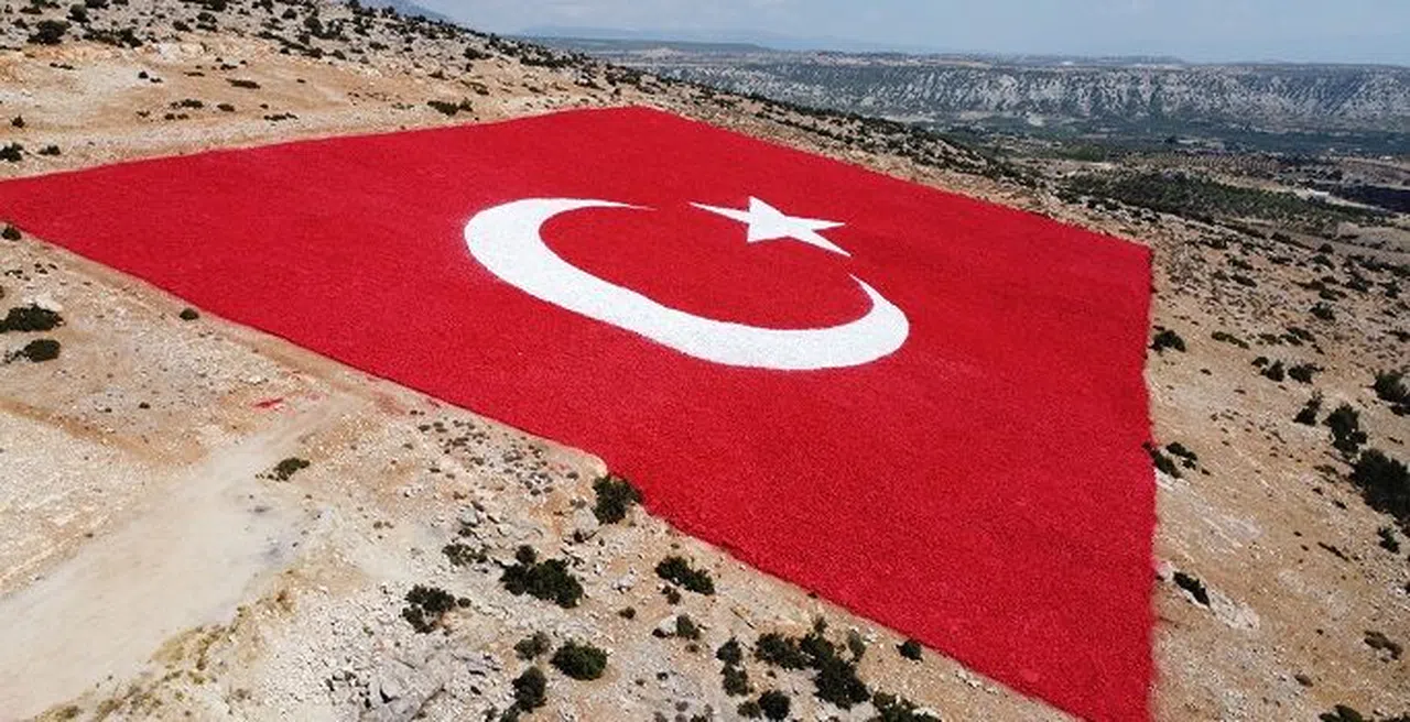 Mersin'de zemine işlenmiş büyük Türk bayrağı boyandı