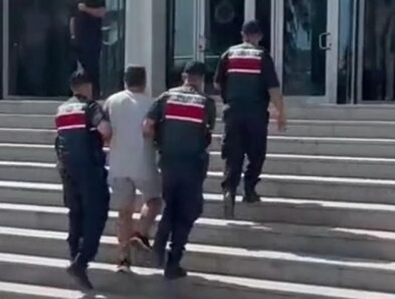 Mersin'de aranan şahıs dolap görünümlü gizli bölmede yakalandı