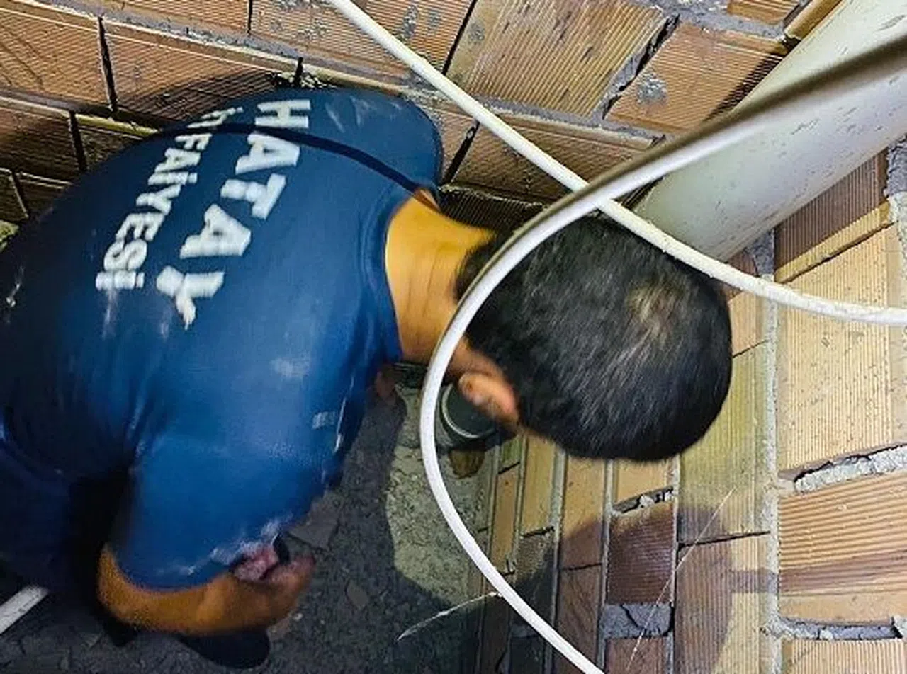 Havalandırma boşluğunda mahsur kalan yavru kediyi itfaiye kurtardı