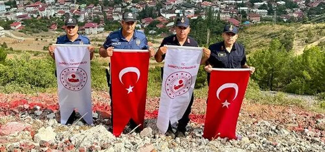 Saimbeyli'de ki dev Türk Bayrağı yeniden ihtişamına kavuştu