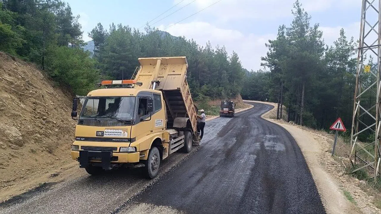 Büyükşehir, Andırın’da 6 Mahalleye Ulaşım Sağlayan Grup Yolunu Yeniliyor