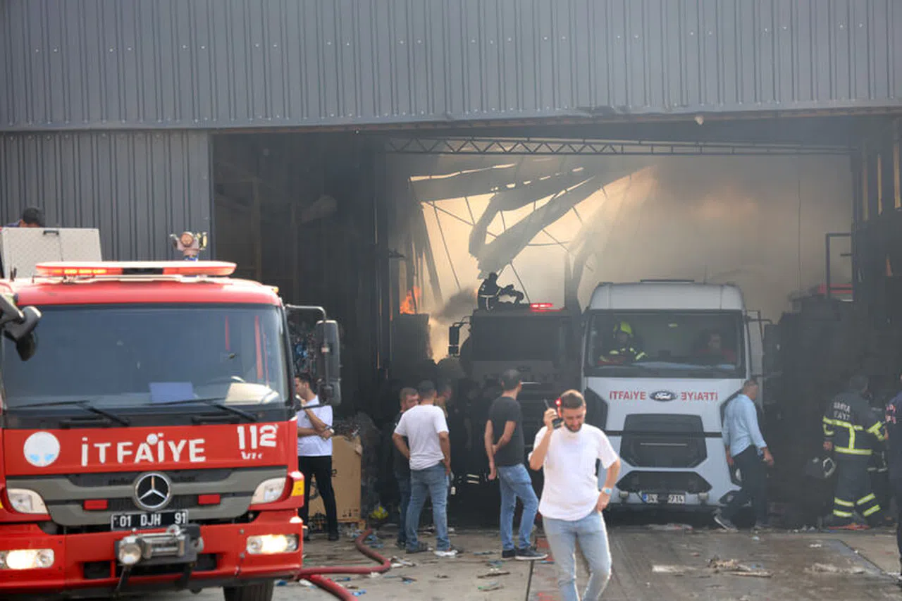 Adana'da geri dönüşüm fabrikası alevlere teslim oldu
