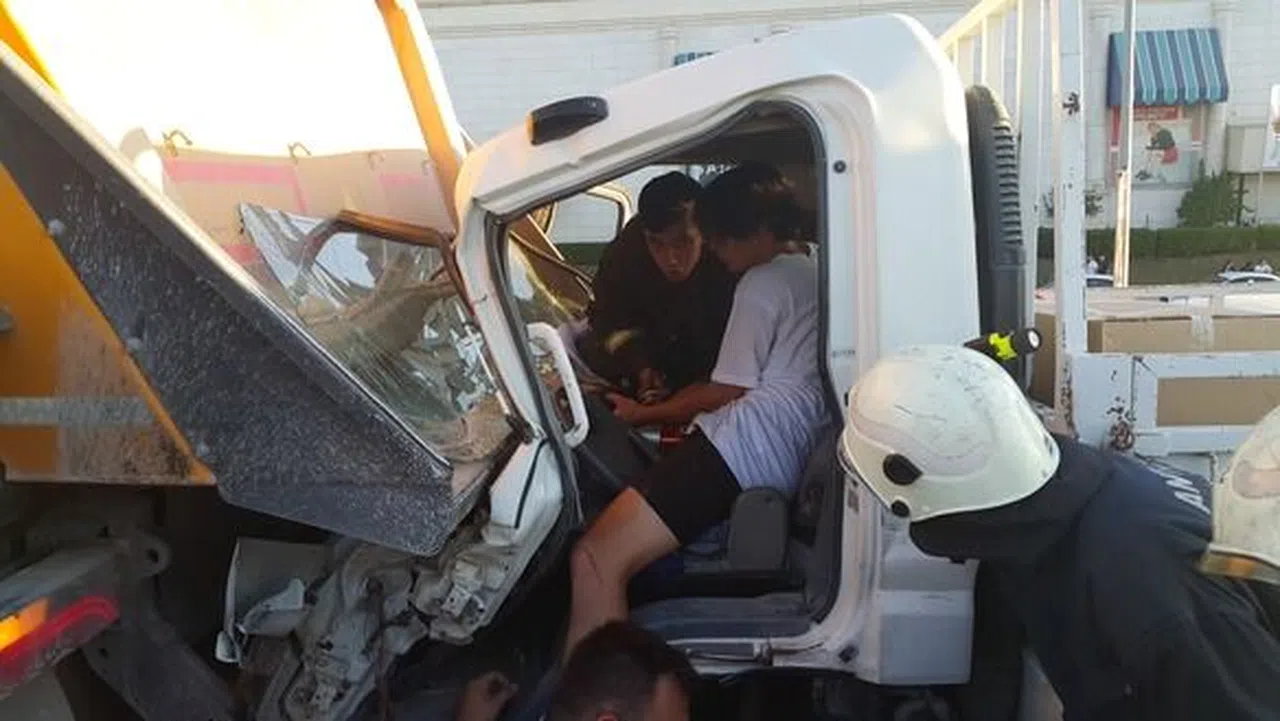 Antalya'da 5 araç birbirine girdi, sıkışanları itfaiye kurtardı