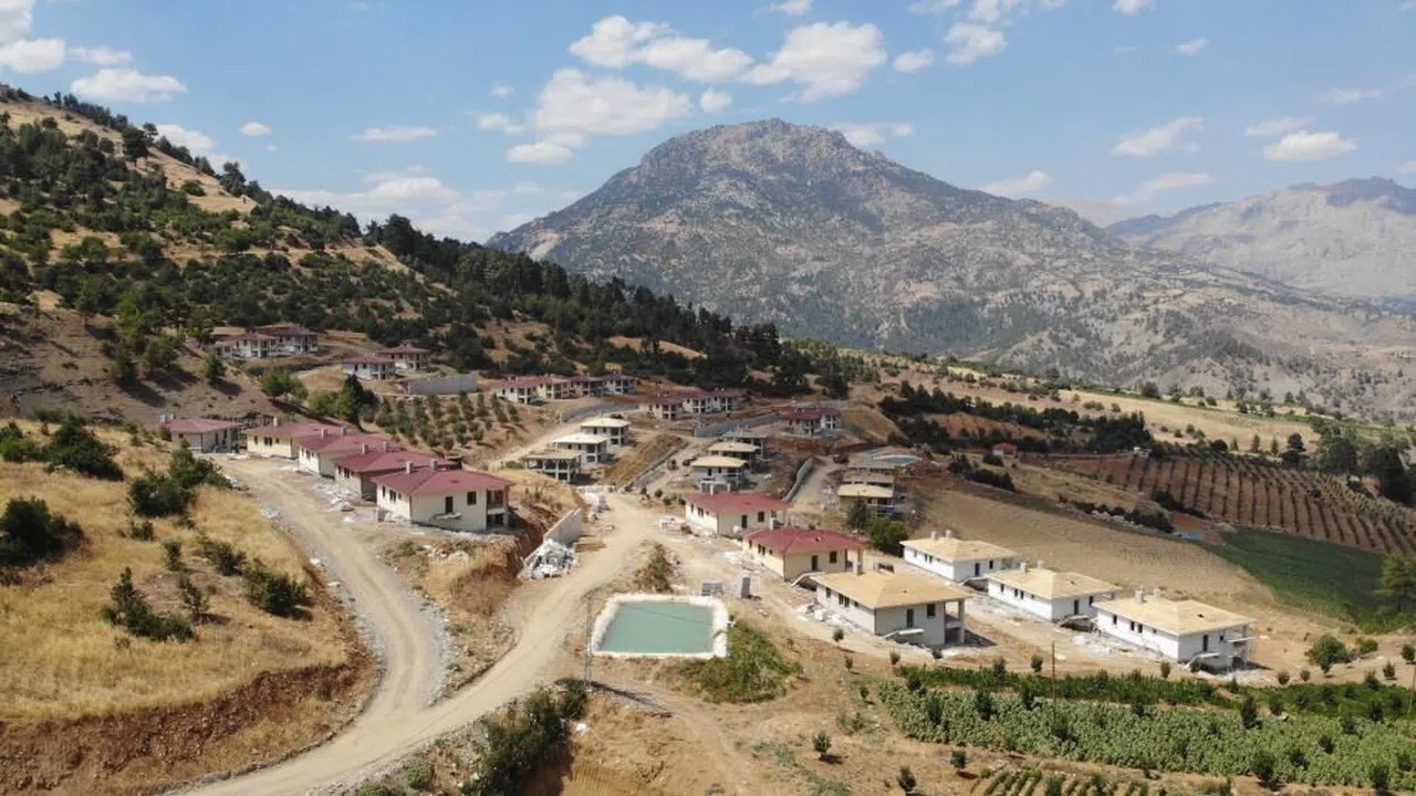 Depremde dev kayaların yuvarlandığı köye deprem konutları
