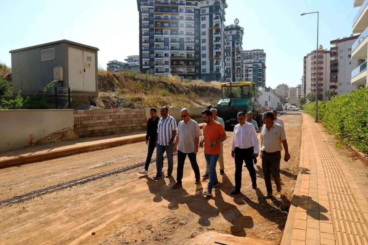 Alanya Belediyesi'nden Mahmutlara sıcak asfalt