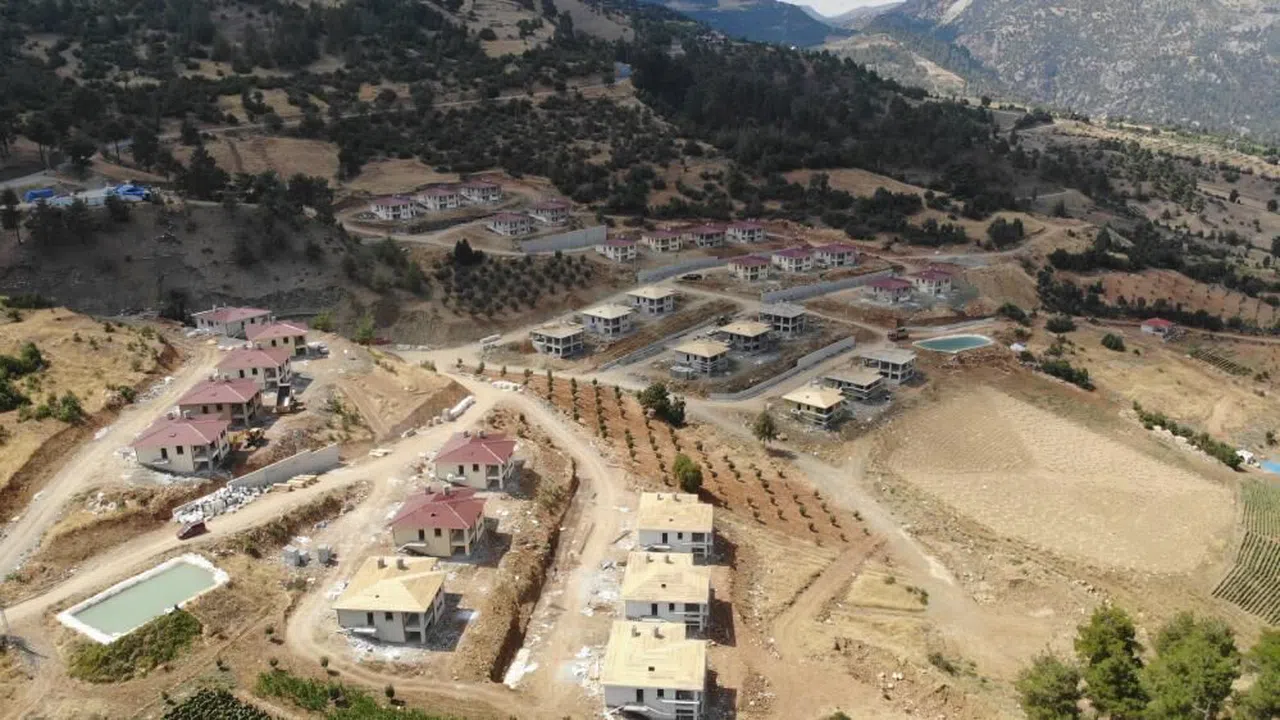 dev kayaların yuvarlandığı köye deprem konutları