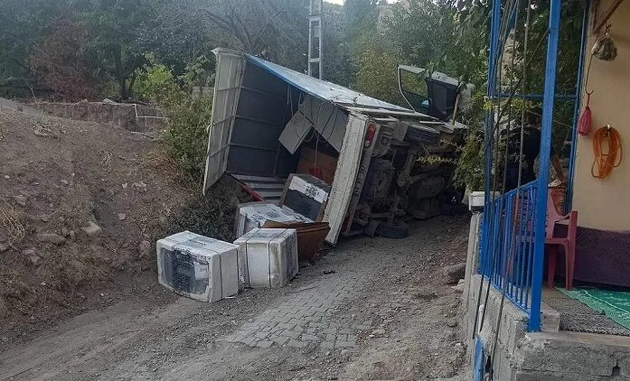 Kontrolden çıkan kamyon devrildi