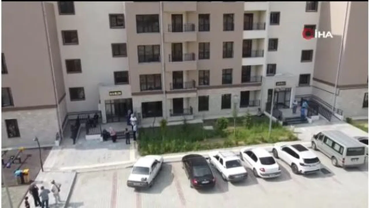 Orman yangınında evi yanan aileler, yeni evlerine kavuştu