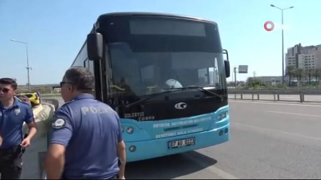 Trafikte sürücüsü ile tartıştığı halk otobüsünün kontağını alarak kaçtı