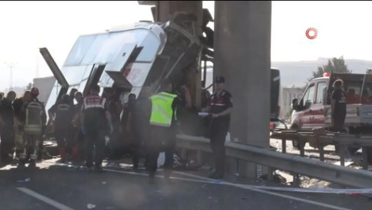 Ankara'da yolcu otobüsü köprü ayağına çarptı: 11 ölü, 24 yaralı