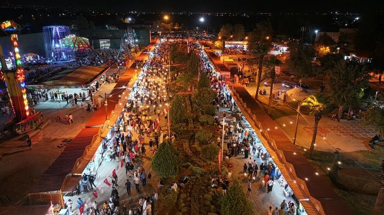 Ağustos Fuarı, depremzede esnafın yüzünü güldürdü