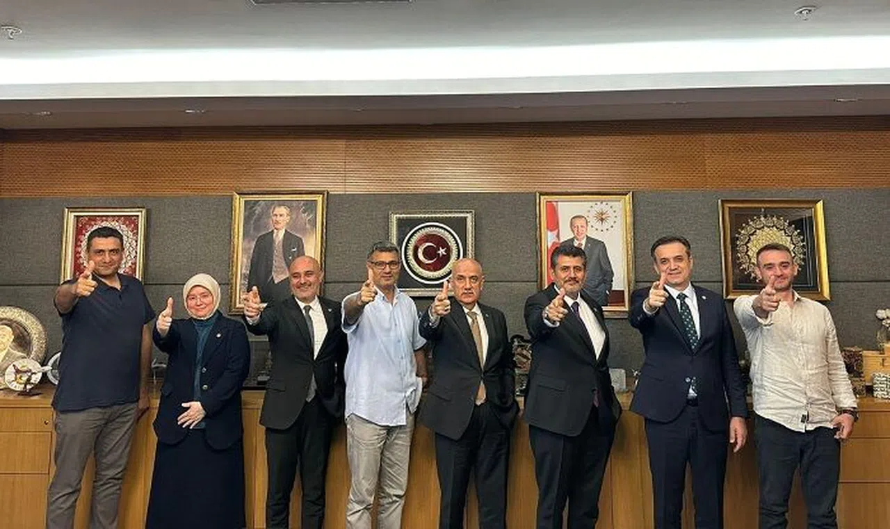 TBMM’de Yusuf Dikeç Pozu Verdiler