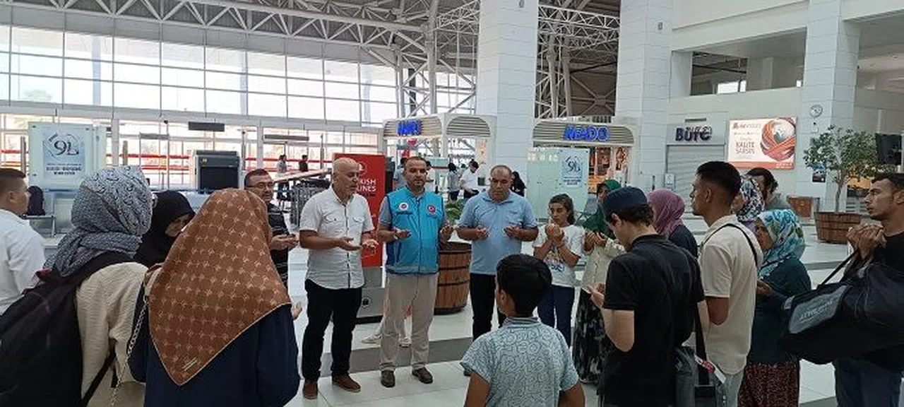 Kahramanmaraşlı Öğrenciler Umre Yolculuğuna Dualarla Uğurlandı