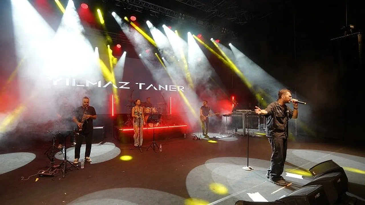 Pop Müziğin Sevilen İsmi Yılmaz Taner, Şarkılarıyla Unutulmaz Gece Yaşattı