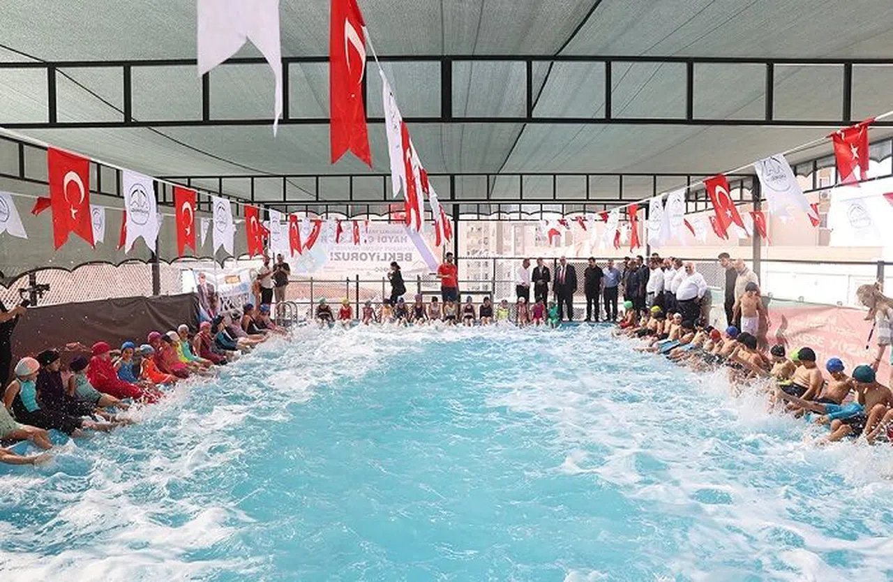 Başkan Akpınar, Yenikent Yüzme Havuzunda Çocukların Heyecanına Ortak Oldu