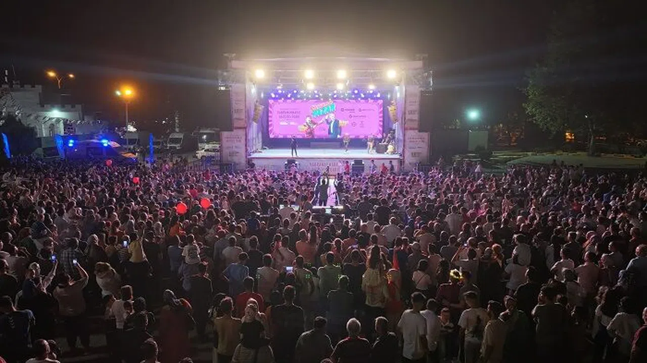 Uygur Kardeşler Ağustos Fuarı’nda Pazar’a Renk Kattı