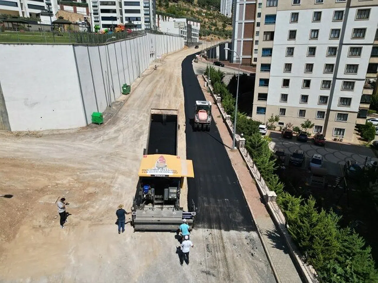 Onikişubat’ta asfalt seferberliği tüm hızıyla sürüyor