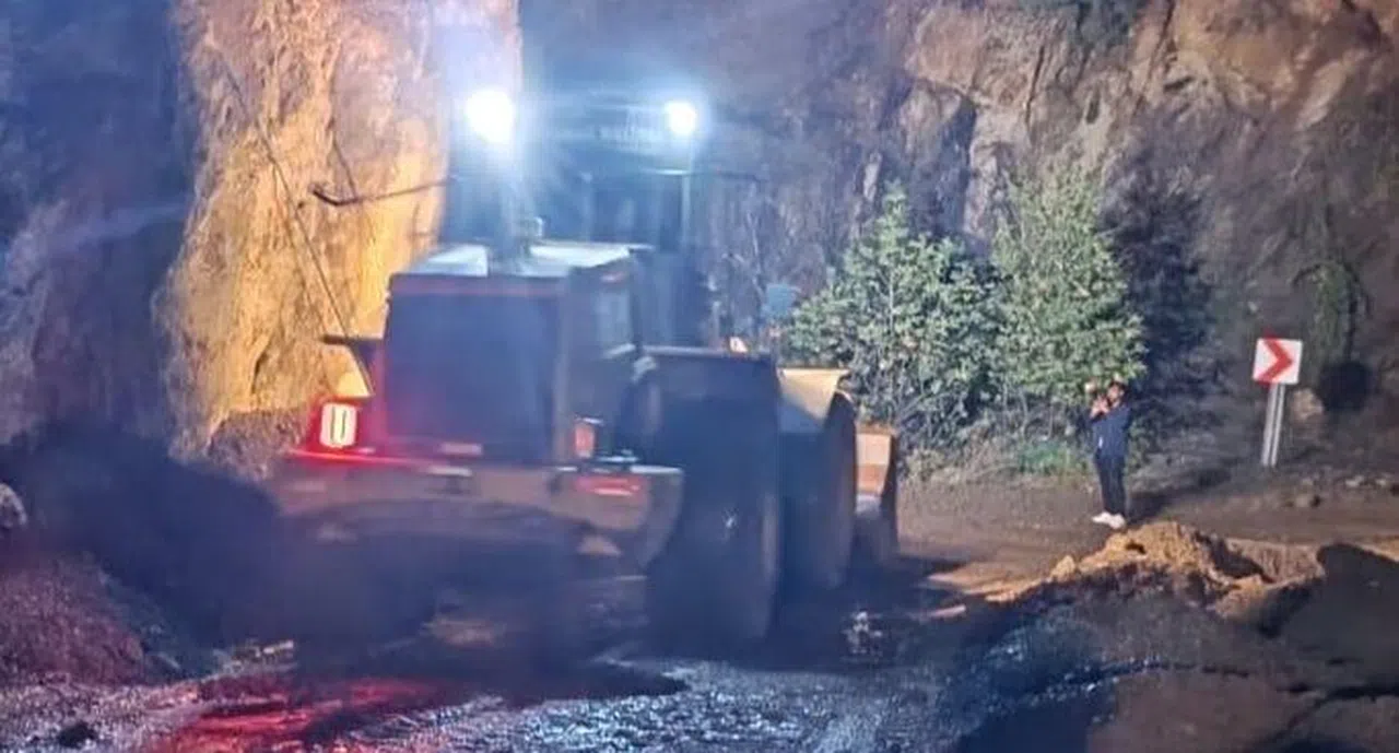 Büyükşehir, Onikişubat Kırsalında Heyelandan Kapanan Yolları Trafiğe Açıyor