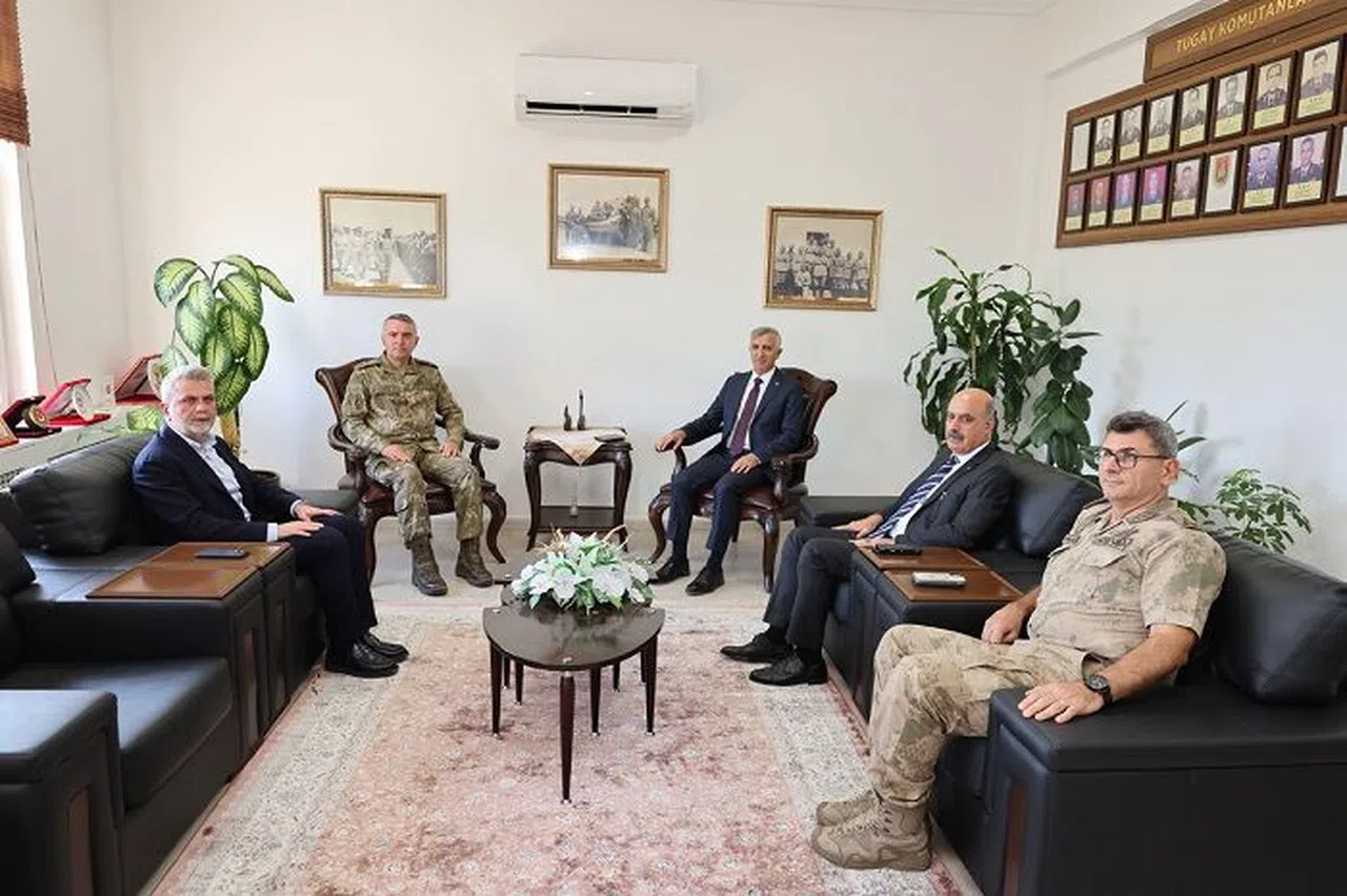 Vali Ünlüer, 2’nci Zırhlı Tugay Komutanlığını ziyaret etti
