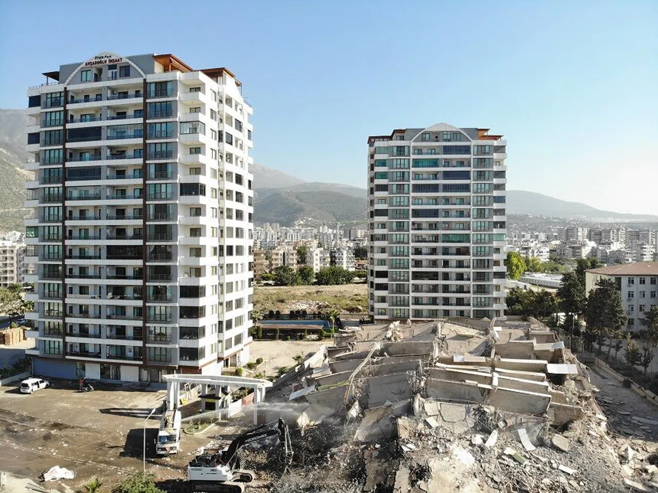 16 katlı bina iş makinesinin darbesiyle yerle bir oldu
