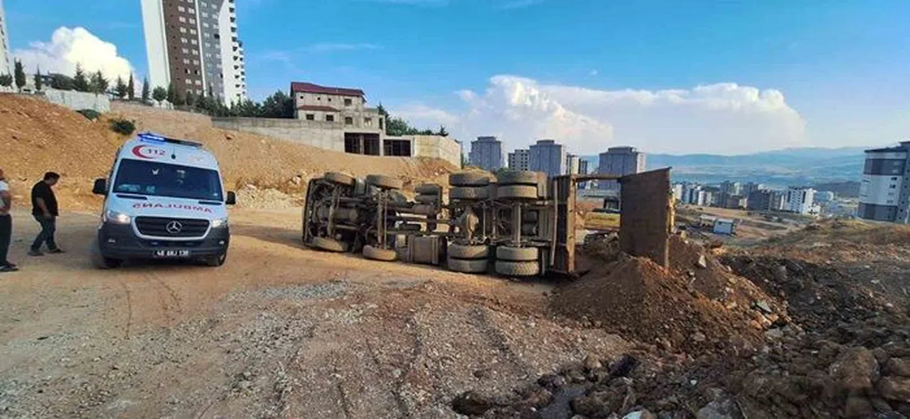 Hafriyat kamyonu devrildi: 1 yaralı