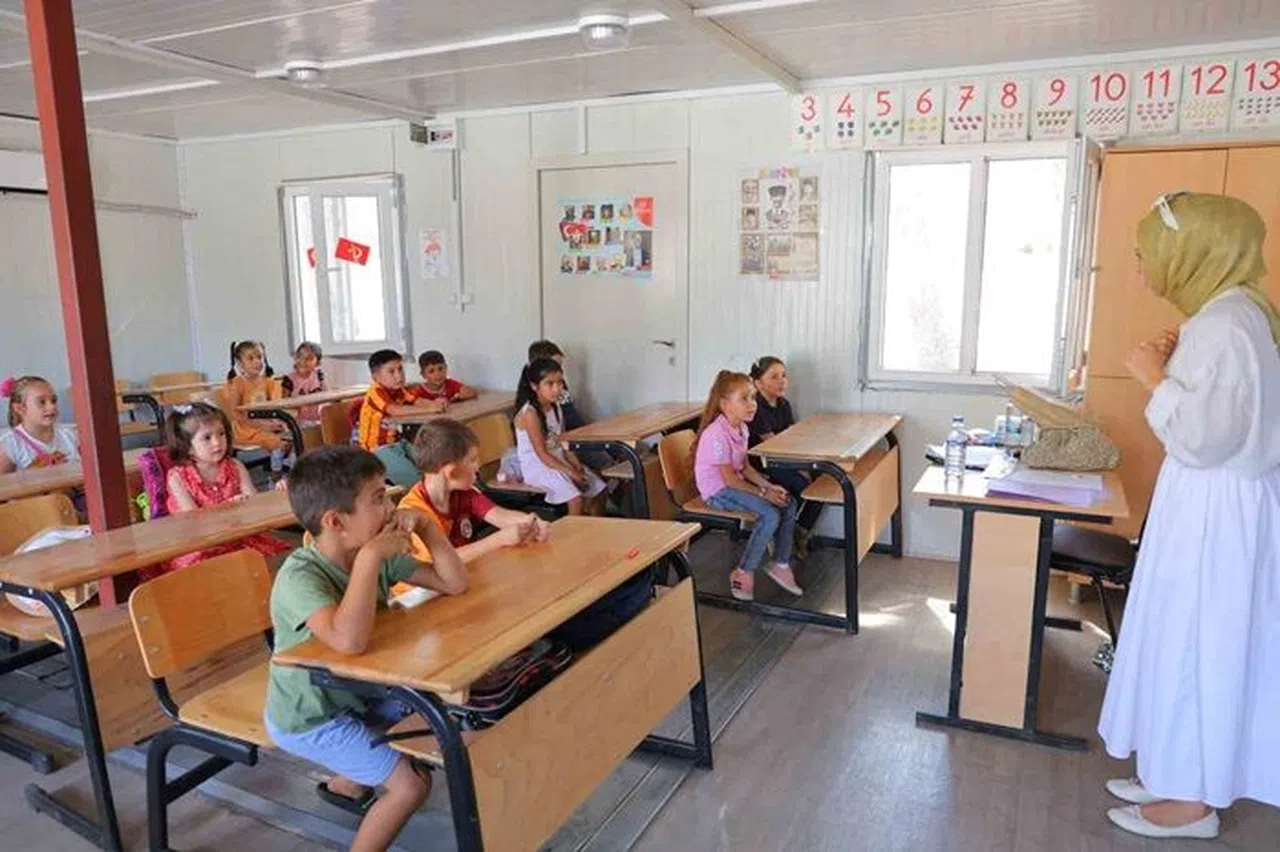Depremzede öğrenciler konteyner kentte eğitime başladı