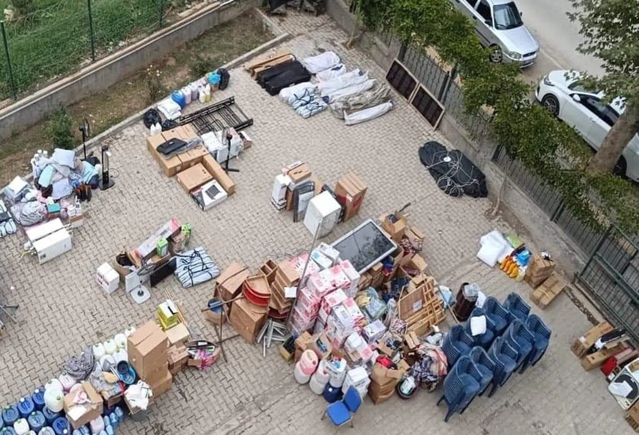 Depremde gönderilen yardımları satan 8 şüpheli yakalandı