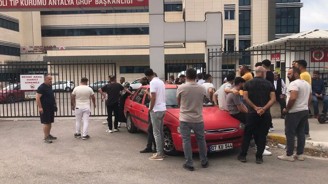 Motosiklet sürücüsü bariyerlere çarparak hayatını kaybetti