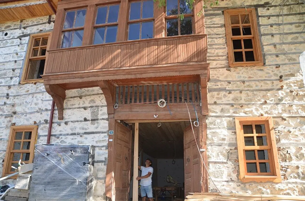 400 yıllık düğmeli evler ayağa kaldırılıyor