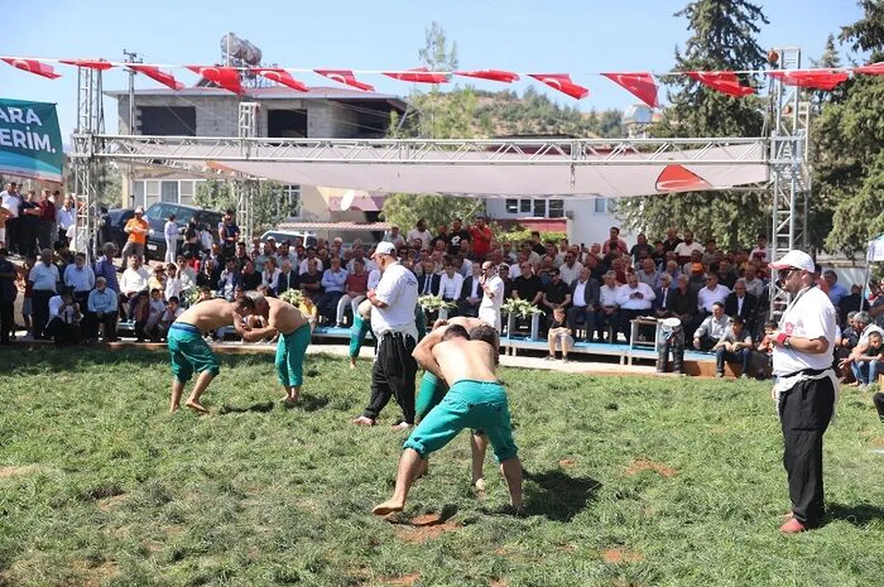Kahramanmaraş’ta Şalvar Güreşi Türkiye Şampiyonası başladı
